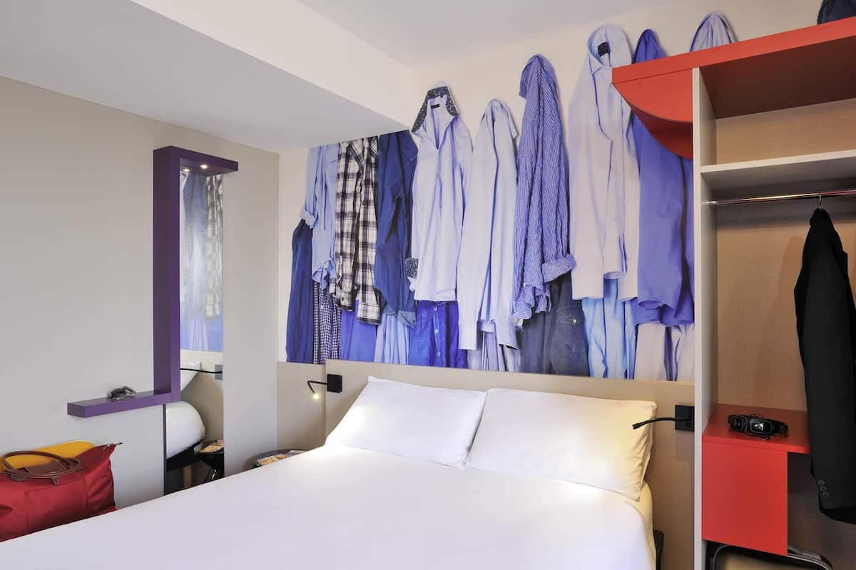 Chambre Standard, 1 lit double | Literie de qualitĂ©, coffre-fort, systĂšme dâinsonorisation