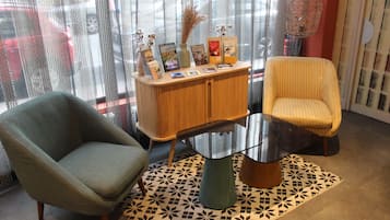 Coin salon dans le hall