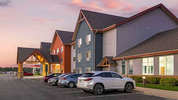 Un hotel de varios pisos con estacionamiento.