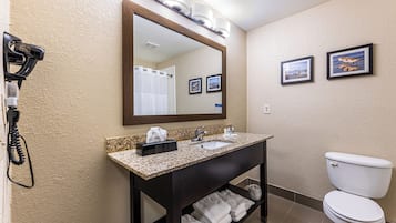 Suihkun ja ammeen yhdistelmä, ilmaiset hygieniatuotteet, hiustenkuivaaja