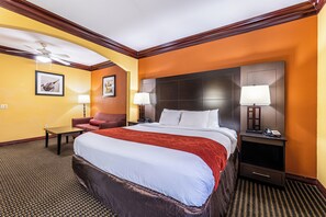 客房內保險箱、書桌、筆電工作空間、熨斗/熨衣板