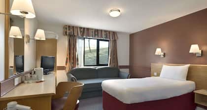Days Inn by Wyndham Membury M4