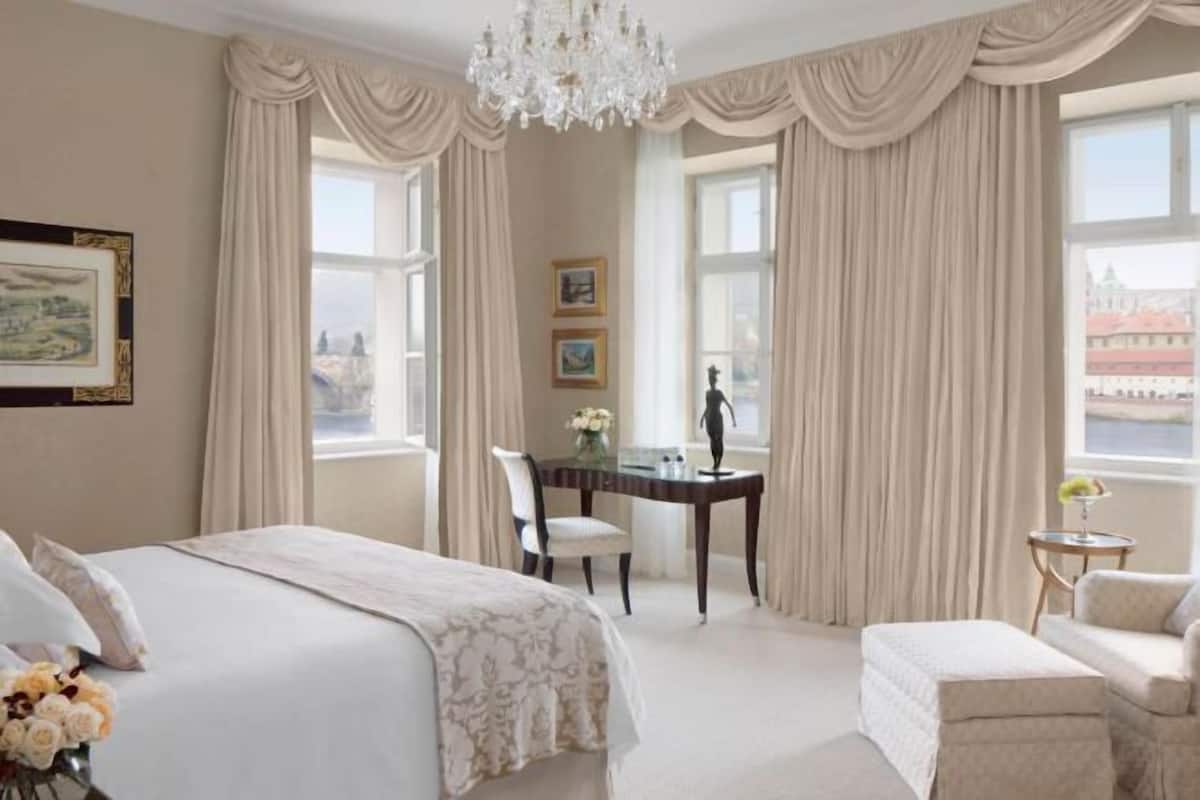 Egyptian cotton sheets, premium bedding, down duvets, minibar