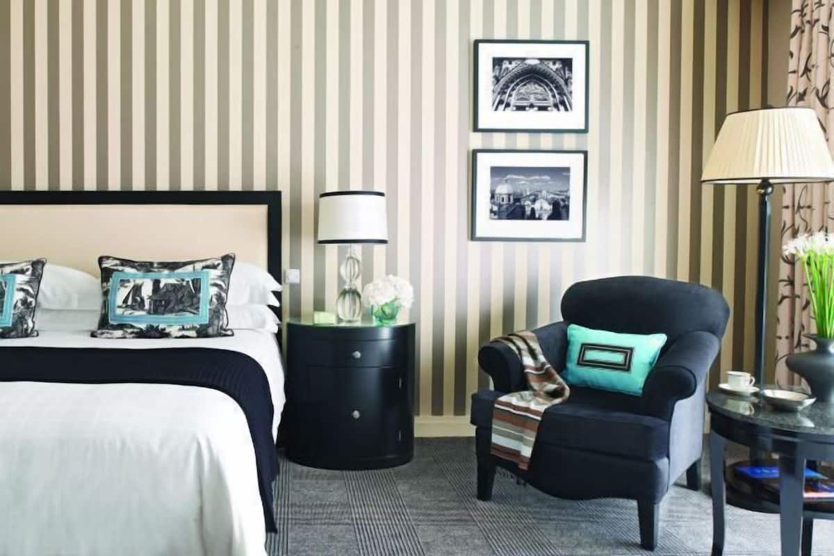 Egyptian cotton sheets, premium bedding, down duvets, minibar