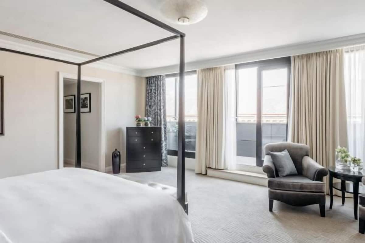 Egyptian cotton sheets, premium bedding, down duvets, minibar