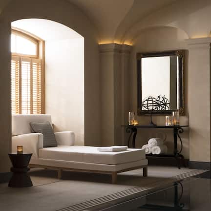 Indoor pool, sun loungers