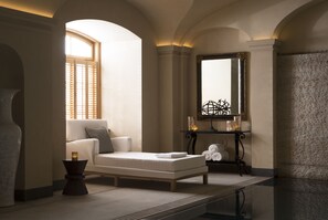 A modern bathroom with a freestanding bathtub, a vanity with a mirror, and a seating area with a cushioned bench. - Four Seasons Hotel Prague (Prague)