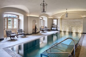 Piscine couverte, chaises longues