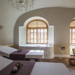 Couples treatment rooms, sauna, hot tub, steam room, body treatments