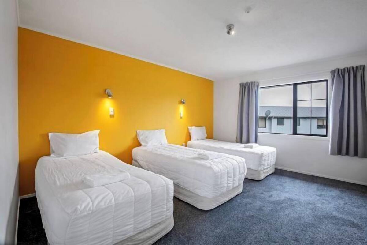 WiFi (free), bed sheets