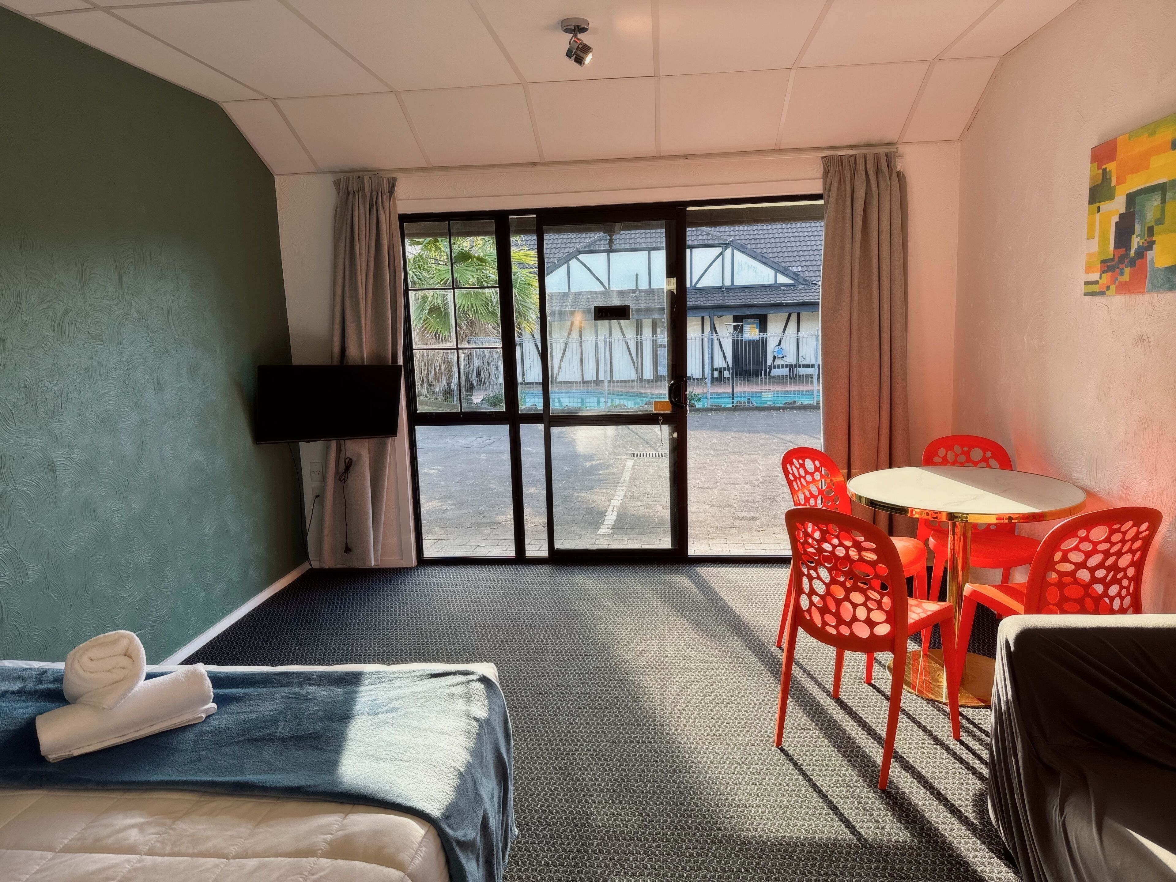 Photo - Oakwood Manor Motor Lodge