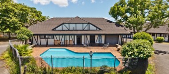 Oakwood Manor Motor Lodge