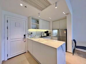 Apartamento Deluxe, 1 habitación | Cocina privada | Frigorífico grande, microondas, placa de cocina y tostadora