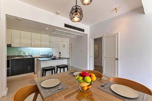 Apartamento superior, 1 habitación | Zona de estar | Televisión LCD de 42 pulgadas con canales por satélite, una televisión