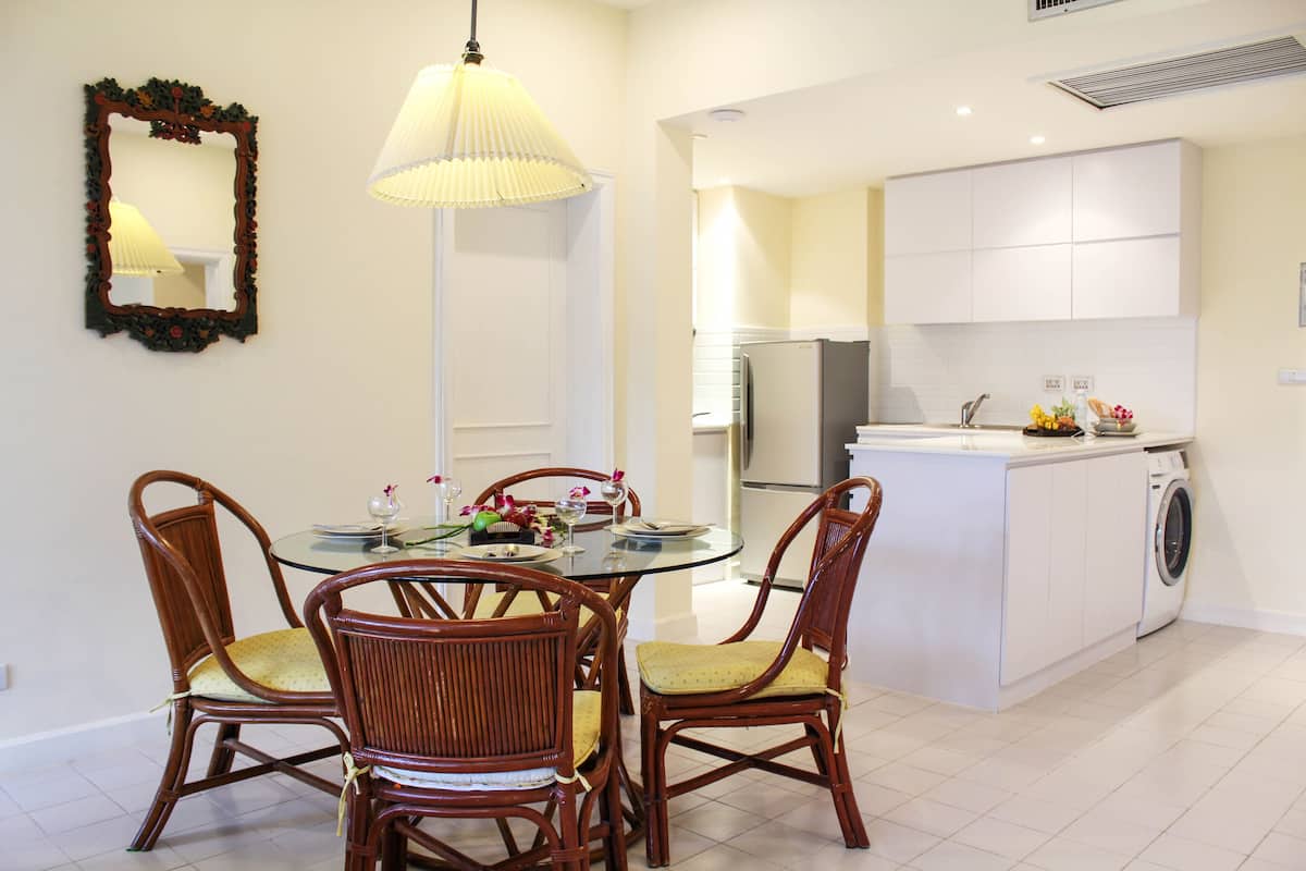Apartamento superior, 2 habitaciones | Zona de estar | Televisión LCD de 42 pulgadas con canales por satélite, una televisión
