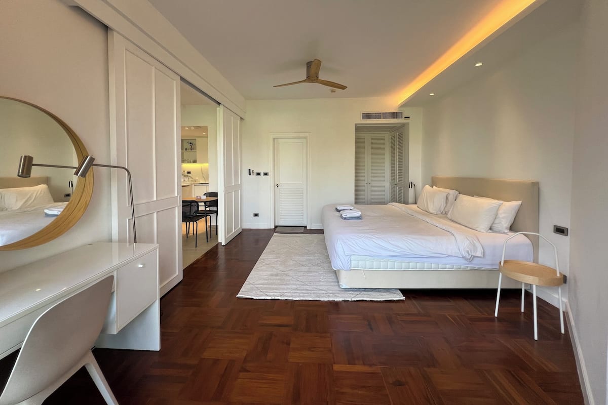 Apartamento Deluxe, balcón | 1 dormitorio, caja fuerte, decoración individual y mobiliario individual