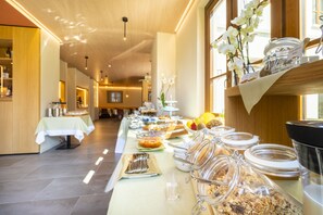 Buffet déjeuner gratuit tous les jours