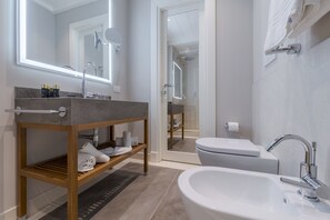 Habitación junior | Baño | Amenidades de baño gratuitas, secadora de cabello, pantuflas, bidet 