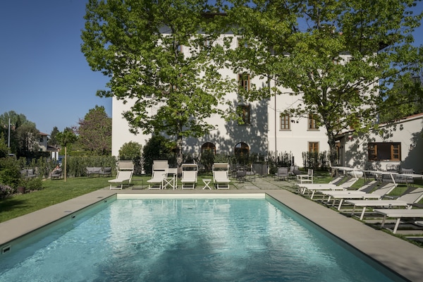 Sesongbasert utendørsbasseng, bassengparasoller og solsenger