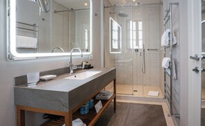 Family Double Room | Premium bedding, minibar, in-room safe, desk - Villa Neroli (Florence)