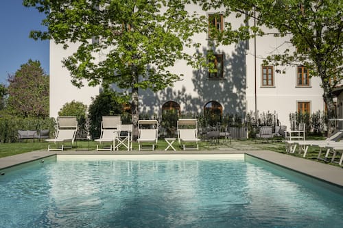 Piscina stagionale all'aperto, ombrelloni da piscina, lettini