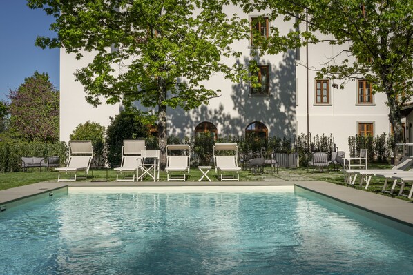 Una piscina al aire libre de temporada (de 10:00 a 19:00), sombrillas