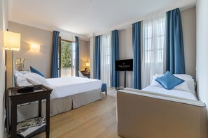 Family Classic Room (for 1,2,3 Pax) | Ylelliset vuodevaatteet, minibaari, tallelokero huoneessa, työpöytä