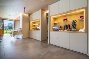 Free daily buffet breakfast - Villa Neroli (Florence)