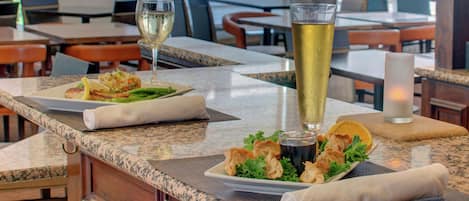 Se sirven desayunos, cenas y cocina americana