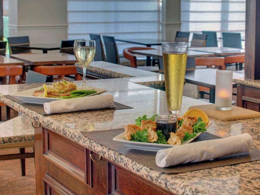 Serveert ontbijt en diner, Amerikaanse gerechten