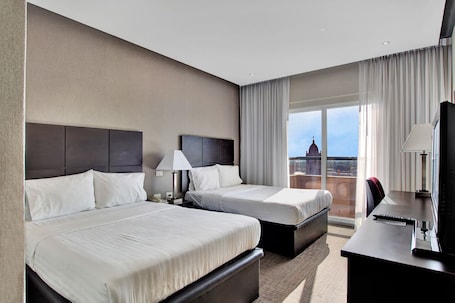 Ropa de cama de alta calidad y caja de seguridad en la habitación