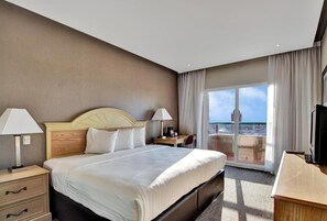 高级房, 1 张特大床, 阳台, 城市景观 | 高档床上用品、客房内保险箱、办公桌、笔记本电脑工作区