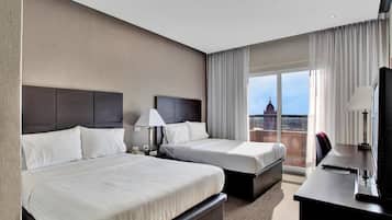 Standaard tweepersoonskamer, balkon | Luxe beddengoed, een kluis op de kamer, een bureau, een laptopwerkplek