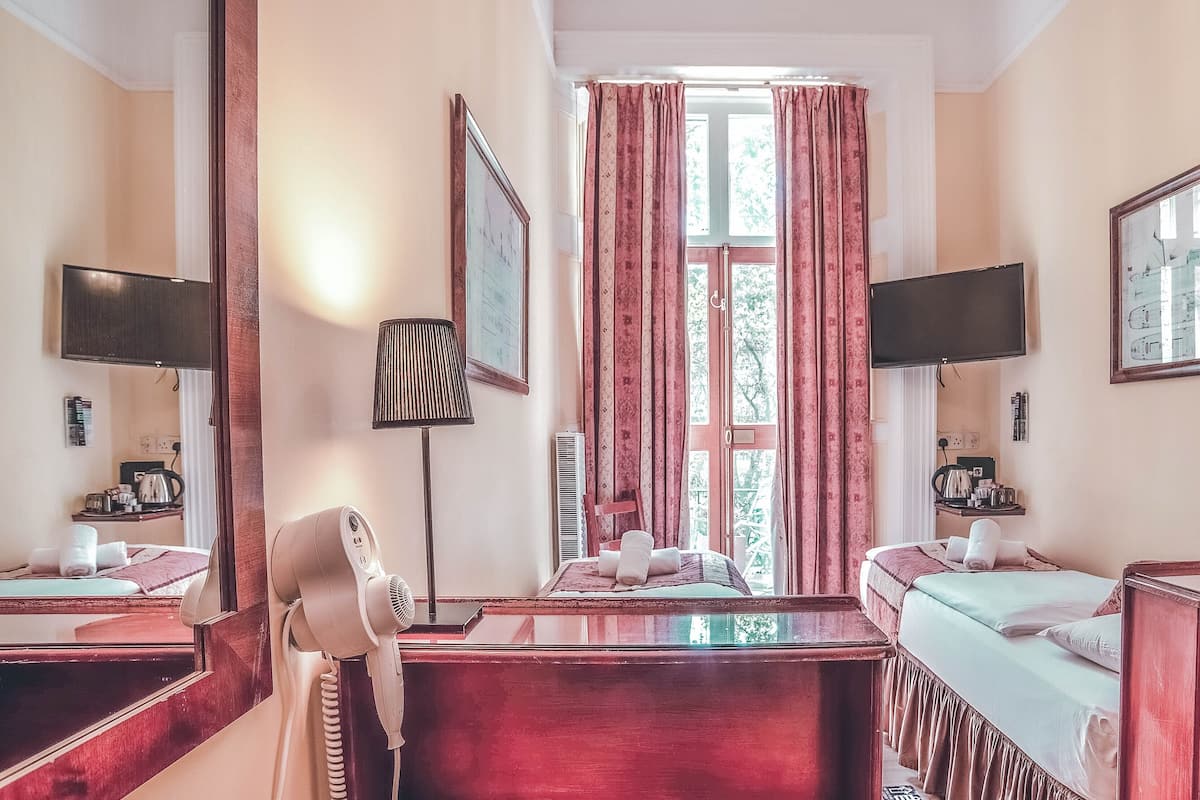 Iron/ironing board, free WiFi, bed sheets