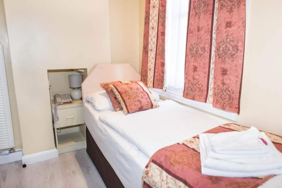 Iron/ironing board, free WiFi, bed sheets