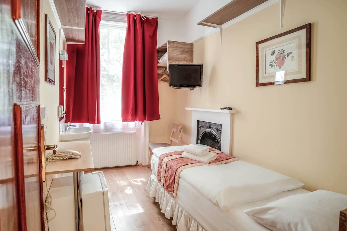 Single Room, Shared Bathroom | Iron/ironing board, free WiFi, bed sheets