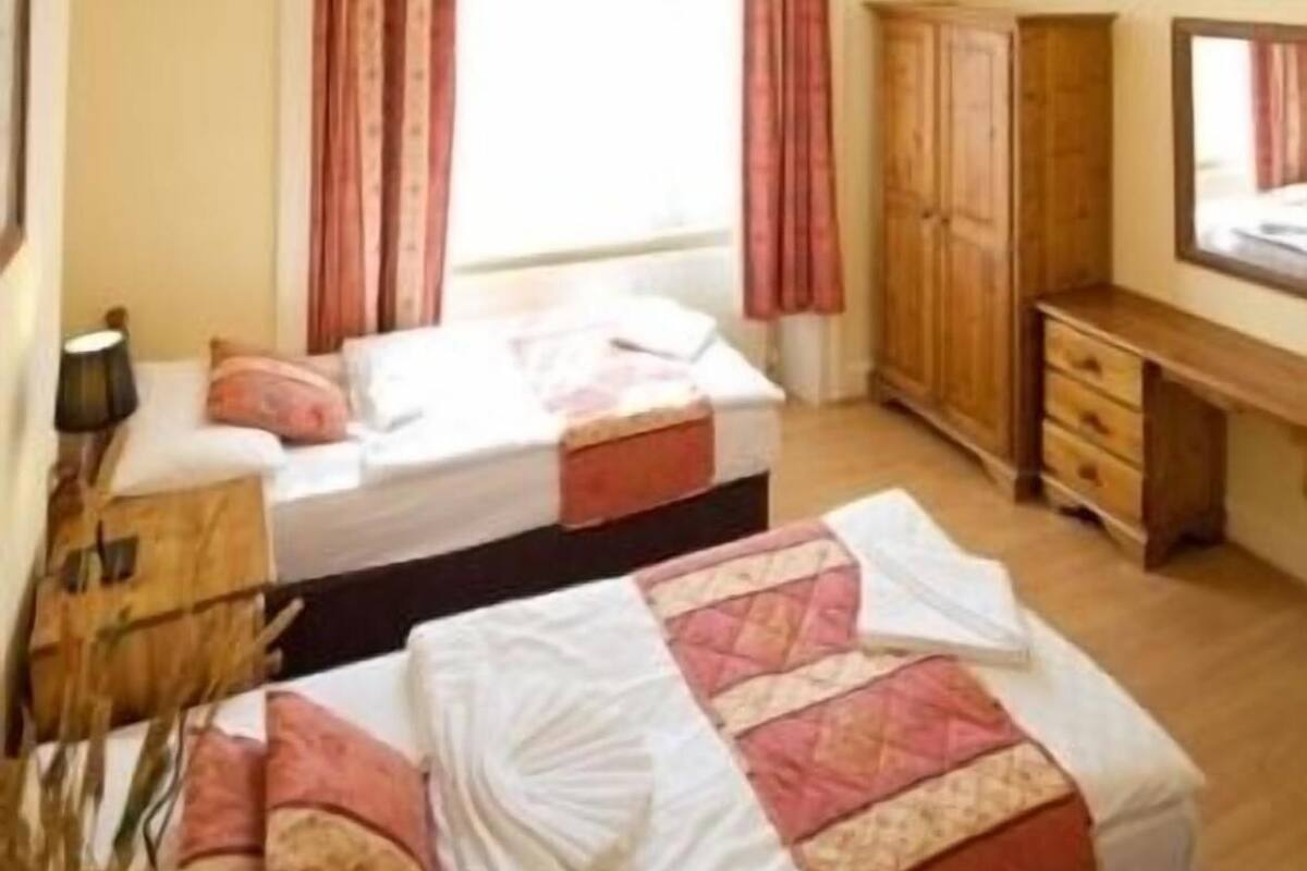 Iron/ironing board, free WiFi, bed sheets