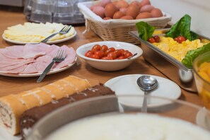Petit déjeuner continental (6.75 GBP par personne)