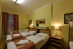 Habitación cuádruple | Tabla de planchar con plancha, wifi gratis, ropa de cama