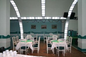 Café da manhã com buffet grátis todos os dias