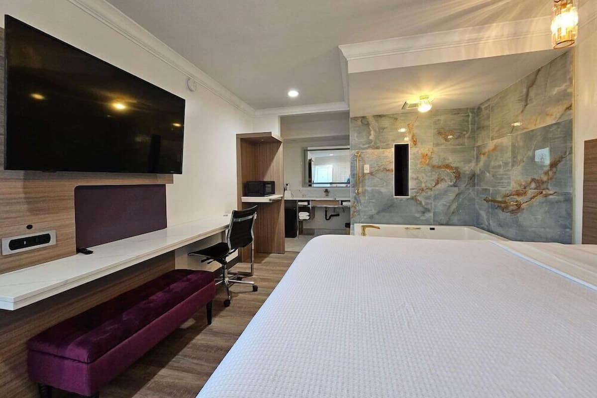 Escritorio, wifi gratis y ropa de cama