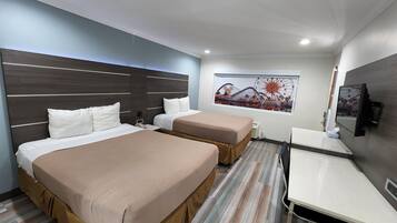 Kamar, 2 Tempat Tidur Double, Bebas Asap Rokok | Meja kerja, Wi-Fi gratis, dan seprai linen