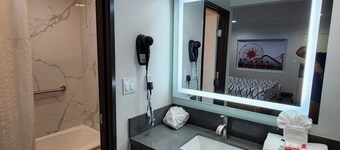 Travelodge by Wyndham Fullerton Near Anaheim