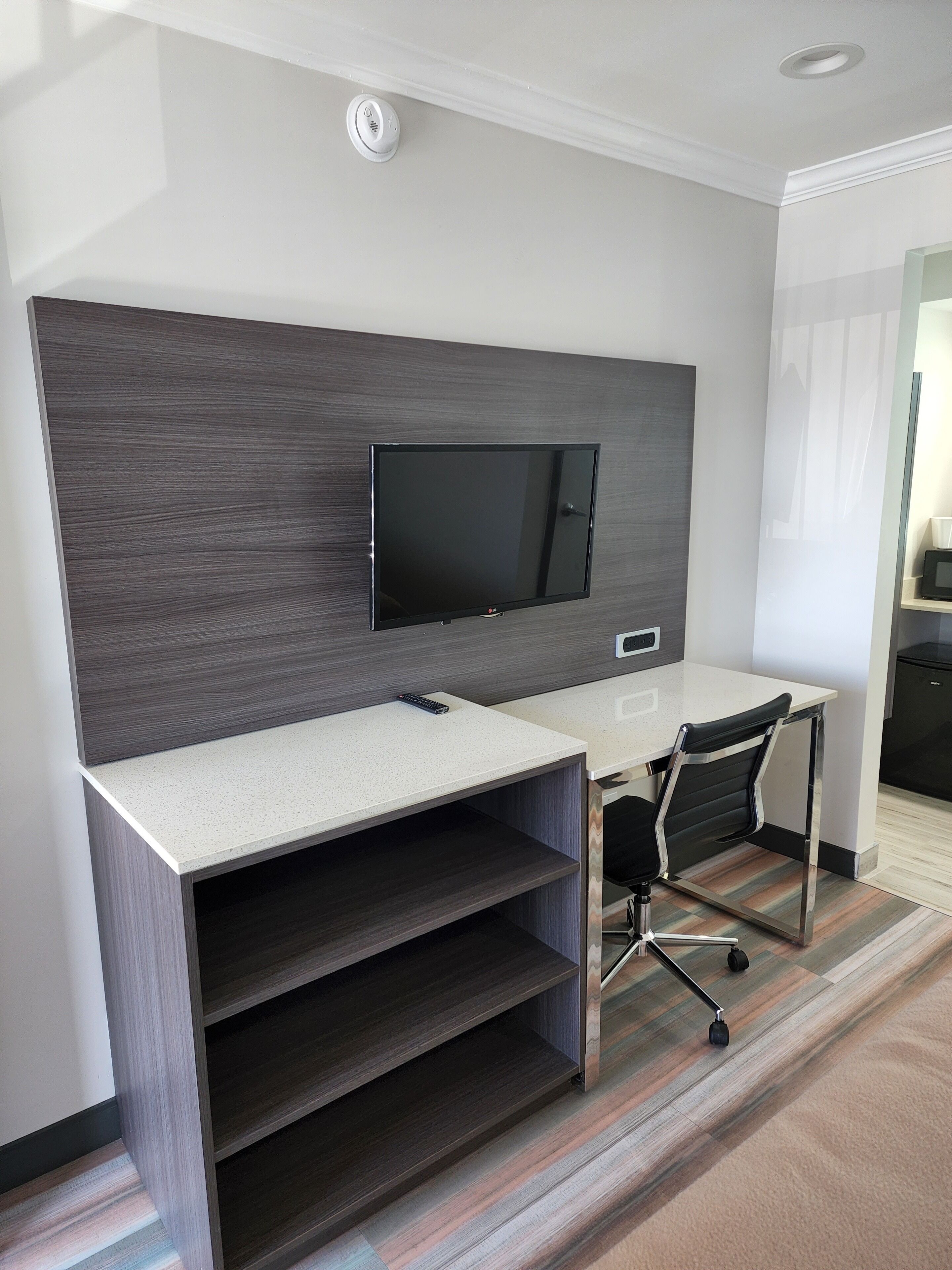 Een bureau, gratis wifi, beddengoed