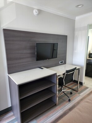 Desk, free WiFi, bed sheets - Travelodge by Wyndham Fullerton Near Anaheim (Fullerton)