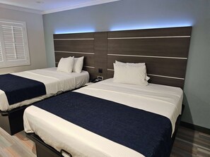 Kamar, 2 Tempat Tidur Double, Bebas Asap Rokok | Meja kerja, Wi-Fi gratis, dan seprai linen