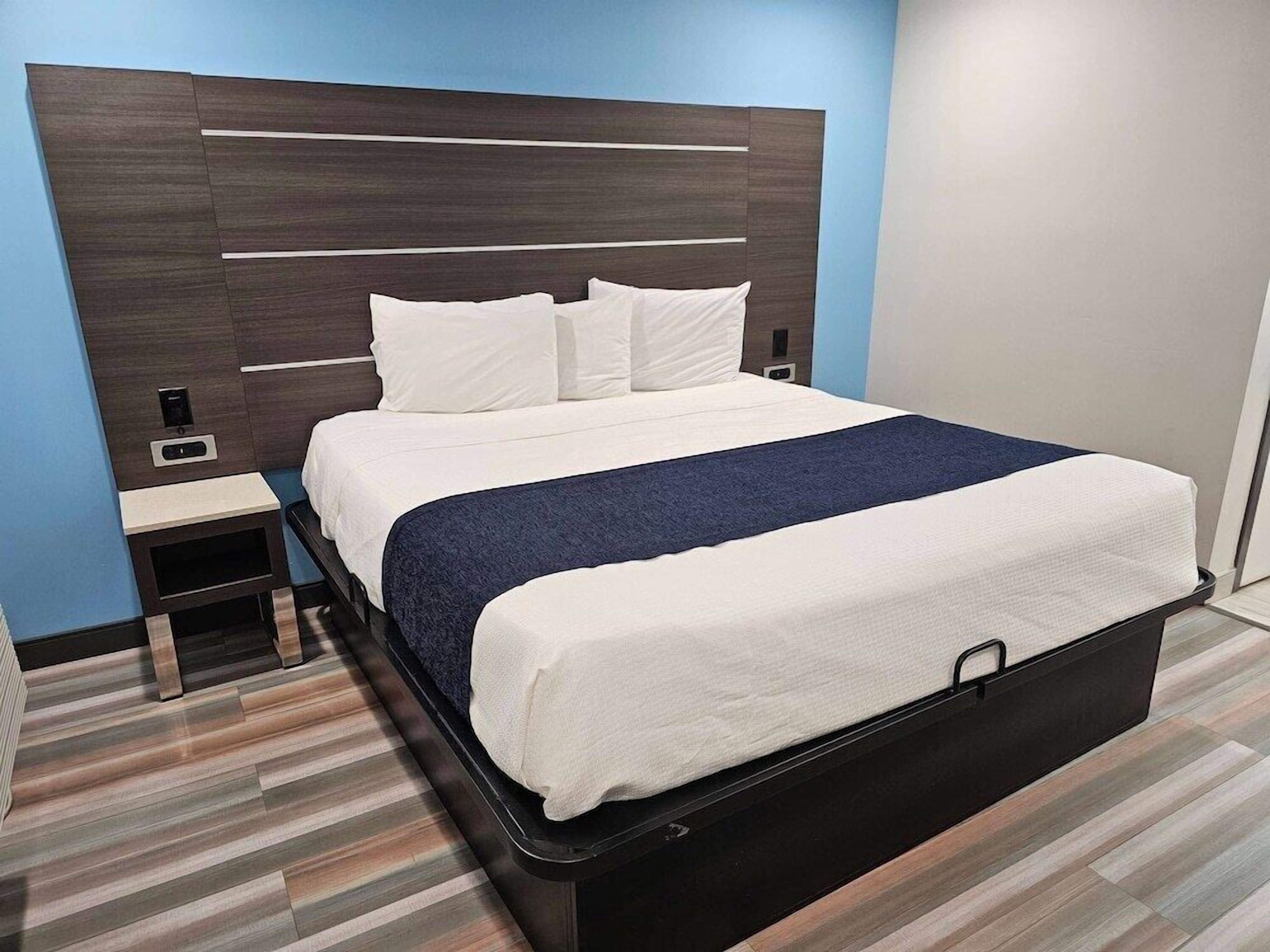 Escritorio, wifi gratis y ropa de cama 