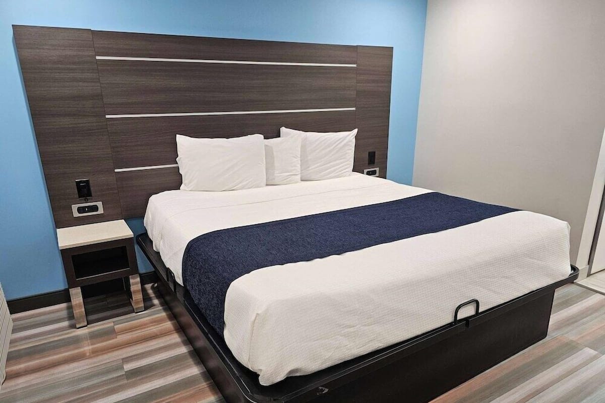 Escritorio, wifi gratis y ropa de cama
