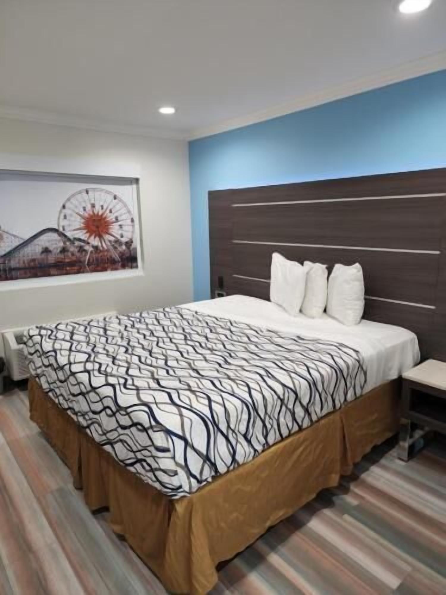 Desk, free WiFi, bed sheets