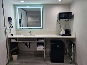 Free toiletries, hair dryer, towels, soap - Travelodge by Wyndham Fullerton Near Anaheim (Fullerton)